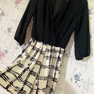 V NECK ROMPER BLACK AND WHITE NEW Never worn SMALL
